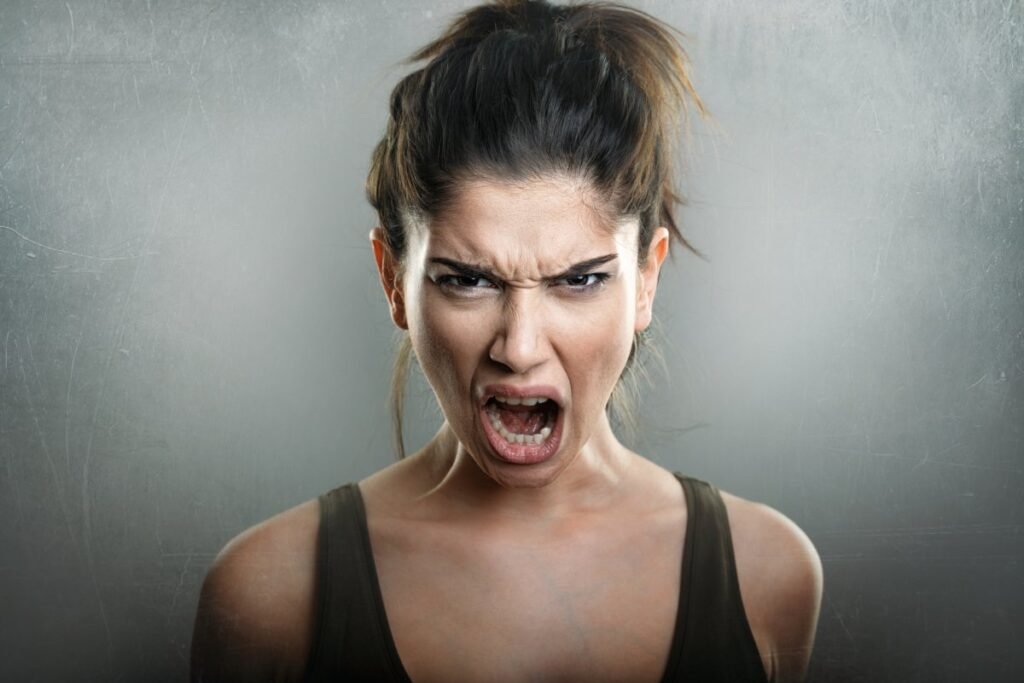 9 Signs That A Girl Is Angry At You But Is Hiding It Covelium . Com 01